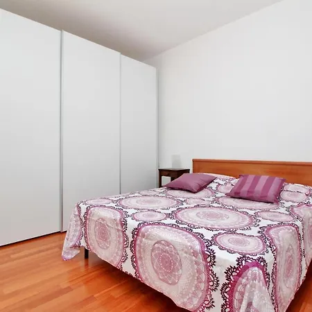 Sleeps 4 Air Con Menaggio